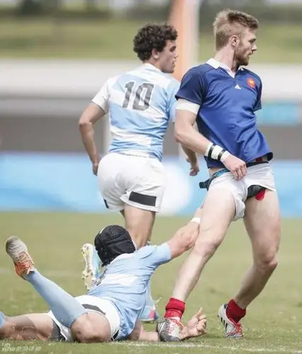 南京青奥会男子七人制橄榄球 球员不慎被拉掉裤子(图)-手机闽南网