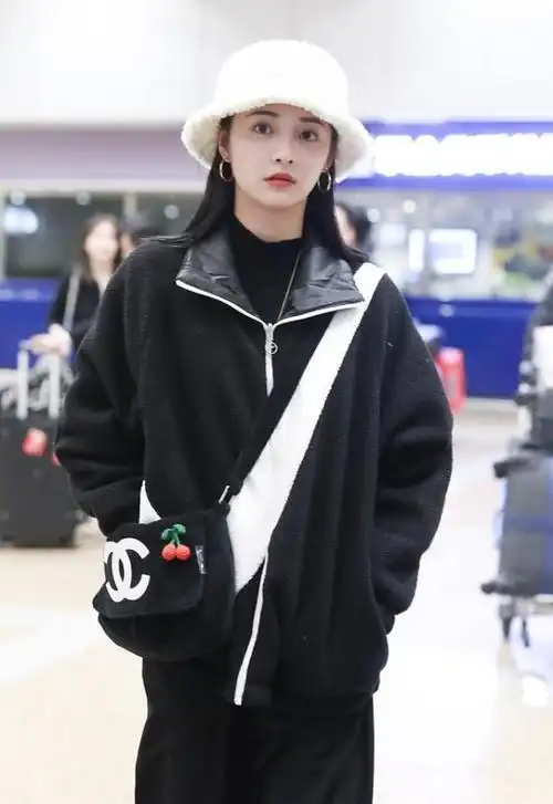 周洁琼穿一身毛走机场毛绒夹克搭毛绒渔夫帽圆滚滚超可爱