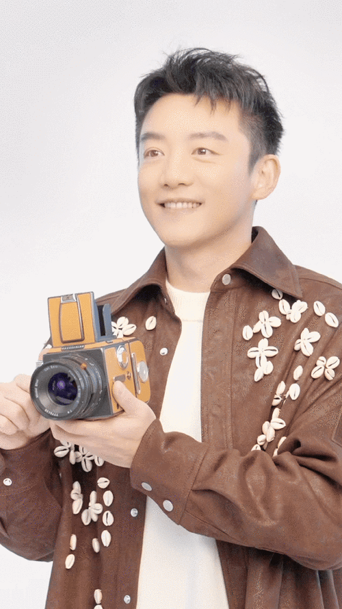 一路长大#观察室嘉宾郑恺在拍摄官宣海报的时候手里拿着复古相机纯