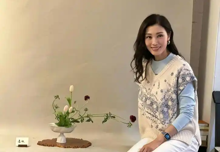 53岁李嘉欣晒美照,站在樱花下美丽动人,减龄打扮超显年轻活力