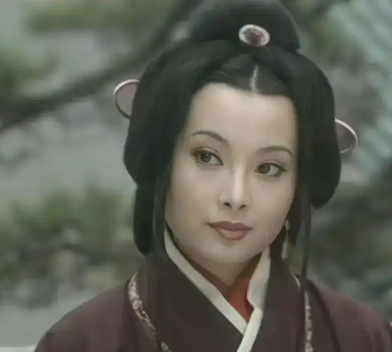 49岁袁立"幸福胖",与小11岁三婚老公很恩爱,息影9年至今无子_腾讯新闻