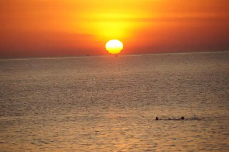 眺望大海远方冉冉升起的太阳.