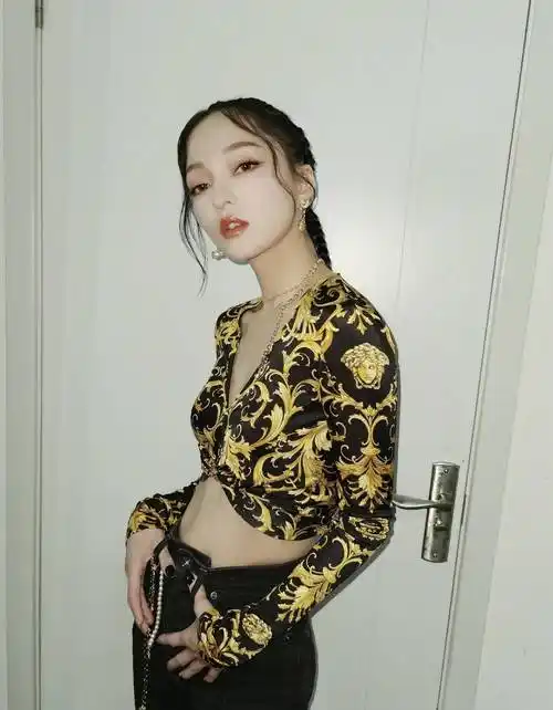 张韶涵久违现身机场,白色露脐毛衣配紧身裤,身材纤瘦苗条_黑色_设计