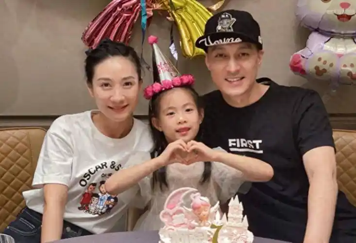 陶昕然和何建泽都是演员,两人的爱情故事始于一次聚会.