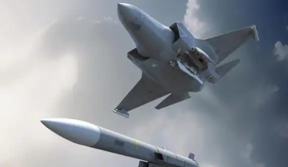 中国霹雳15空空导弹有多强射程超200公里装在歼20战斗机上