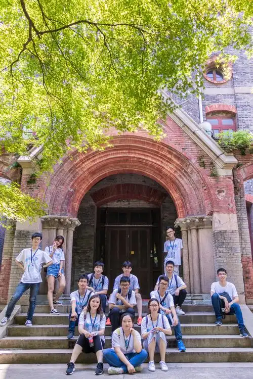 大家伙在苏州大学校园里的合影. 我在镜头后面所以并没有我xd