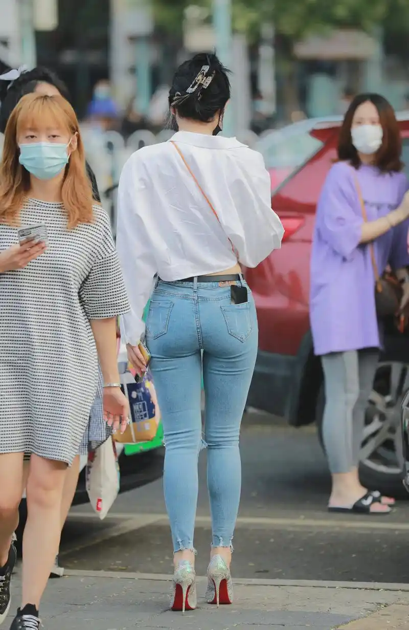街拍:牛仔裤翘臀美女