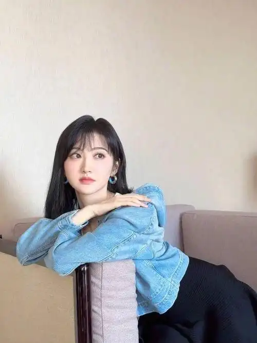 景甜晒日常美照单手撩动长发眼神充满诱惑力笑容明媚动人