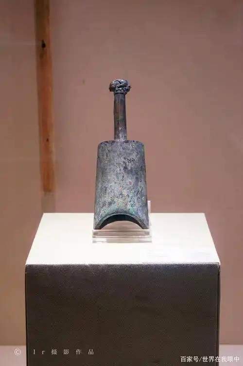 而它的娱乐性表现为这样可以打击的乐器:钲.