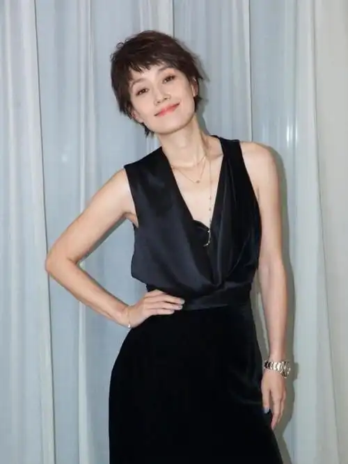 马伊琍罕见换发型,复古卷配"真空西装"美得惊艳,难怪成赢家