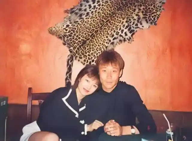 "傻大姐"那英:未婚生子被弃,带孩子嫁给孟桐,54岁成人生赢家