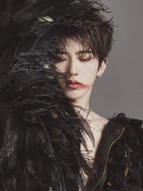 蔡徐坤卸下浓妆穿起白衣,变身海边少年!网友评论:终于不油腻了