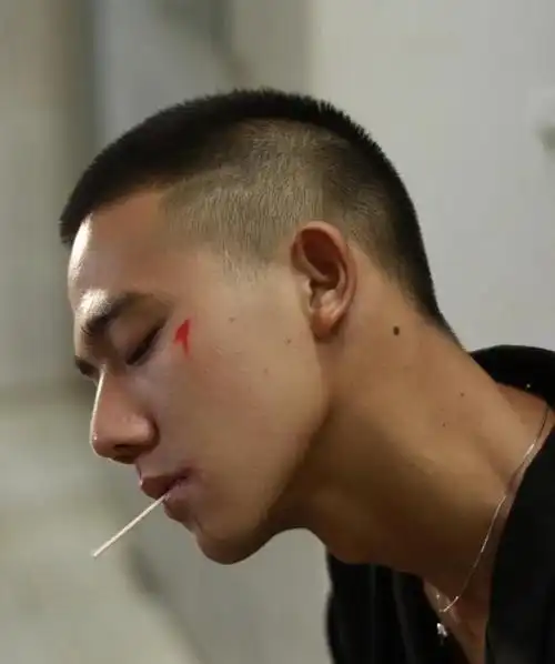 鼻梁高挺,清晰的下颌线,像极了小说里男主脸,有点酷!