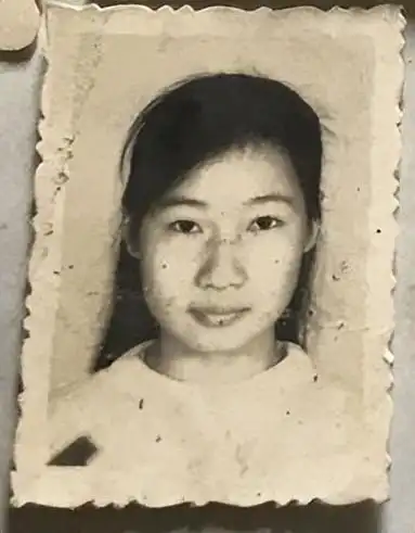 老照片:九一年黑白半寸照,上面都是青春靓丽美少女