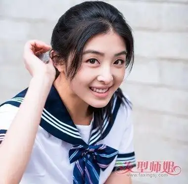 校园女生蓬松马尾辫发型