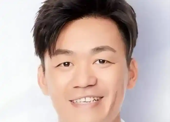 小林青霞为15岁大儿子庆生,发际线后移老态明显,谢振轩神似王宝强