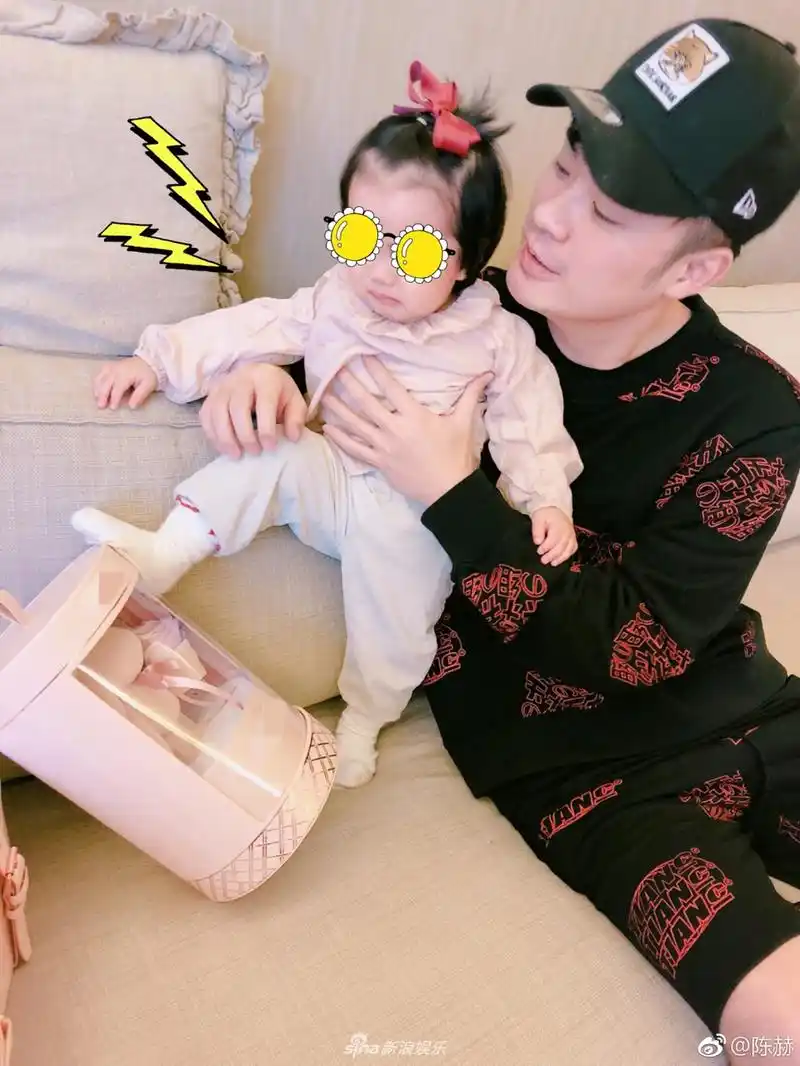 组图:晒娃模式开启!陈赫带女儿逛庙会 温柔对视画面超暖