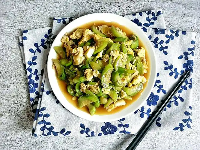 丝瓜炒鸡蛋的家常做法(丝瓜炒鸡蛋的家常做法大全)