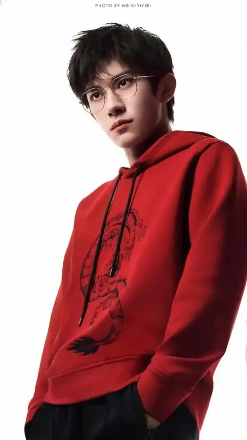 93 辰龙少年霸气登场|易烊千玺@tfboys-易烊千玺#emporio armani