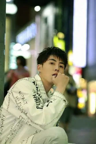 张睿最新写真曝光 冰激凌少年玩转街头嘻哈