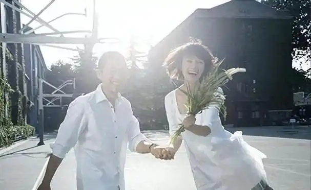 并回到他们相识的地方,拍摄了一组充满回忆的婚纱照