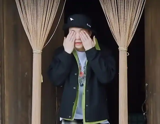 张艺兴"起床照"火了,没化妆就站在太阳光下,网友:确定29岁?