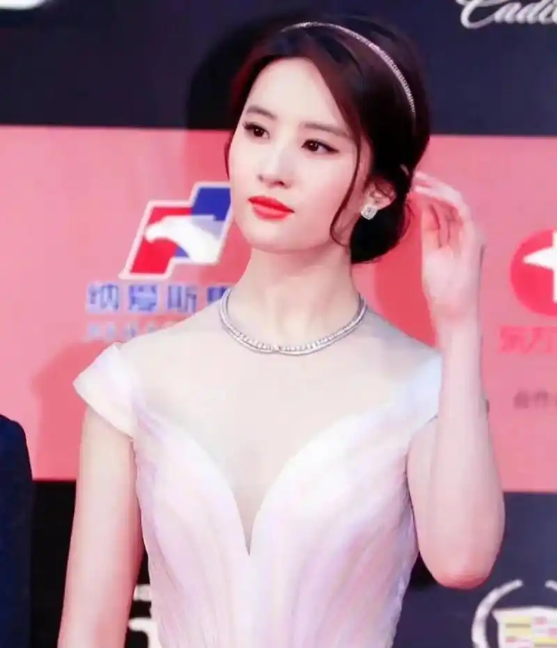 盘点近几年来刘亦菲的绝美礼服造型.