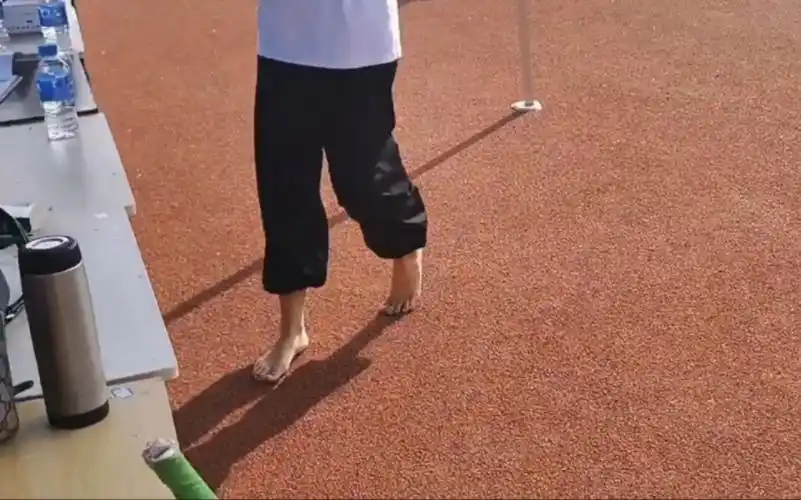 妹子运动会光脚跳高