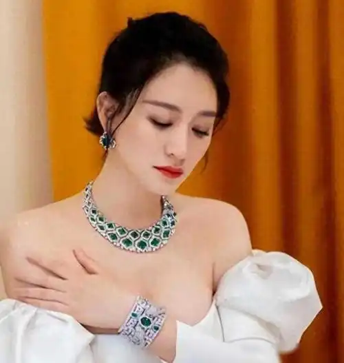 李小冉最新造型曝光47岁穿v领蕾丝裙登场完美身材令人惊艳