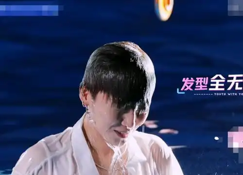 刘雨昕水下拍摄时弄花妆容,看到皮肤状态,明白她为啥总补妆