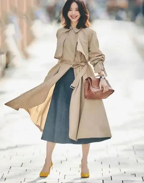 风衣里面穿什么?今秋流行这3种内搭,时髦又高级