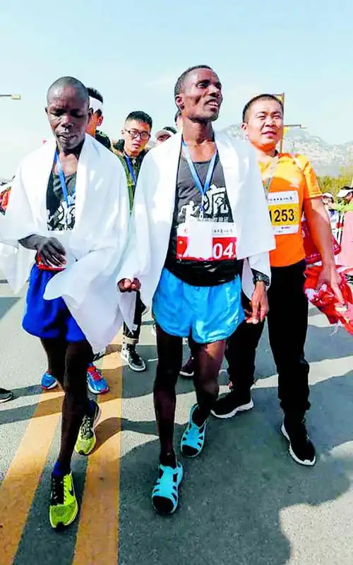 在资深跑步教练王晓刚看来,拖鞋是一种回归"赤足跑"本源的变体.