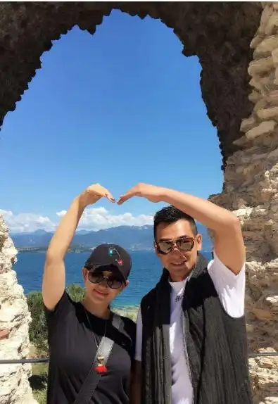 她嫁给了梅艳芳最爱的男人,结婚9年连生3胎,后来40岁变成这样