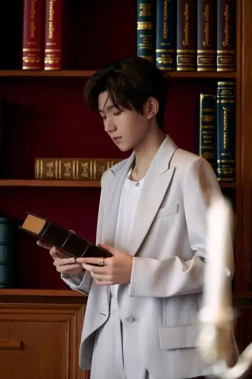 王源身着米灰色西服套装出席品牌活动 粉粉嫩嫩小卷毛带来新鲜《疯人