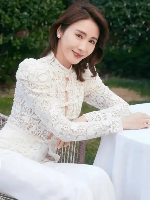 佘诗曼晒与黎姿合影,黎姿肌肤白嫩,佘诗曼穿低领背心事业线傲人