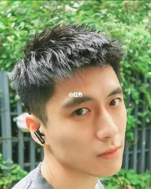 看起来非常干净,清爽,不想留长头发的男生可以考虑#发型设计师中华