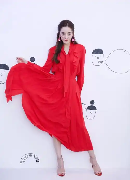 迪丽热巴的红礼服火了,本以为很保守,当她撩裙子那刻:a爆了!