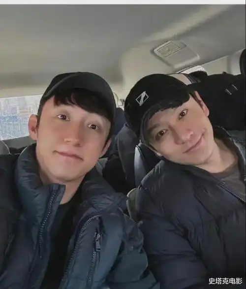 黄晓明黄景瑜被偶遇3人吃炖鱼贾乃亮买10斤瓜子准备坐绿皮车4