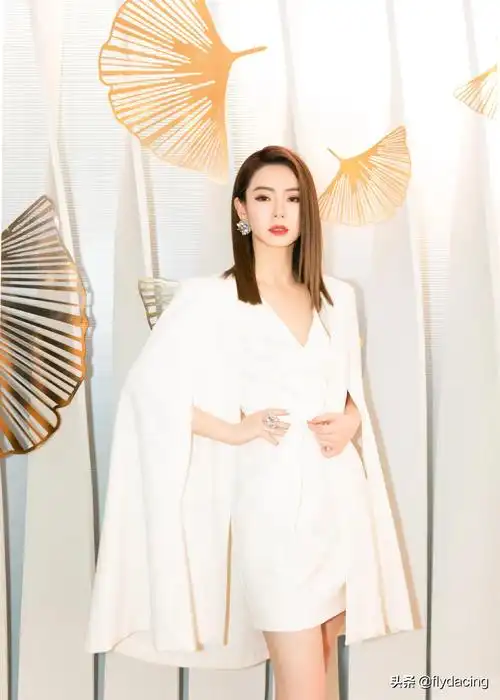 戚薇白色连衣裙,尽显优雅知性风!