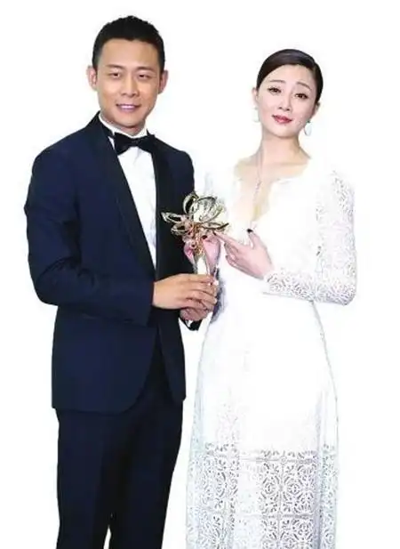 让网友们纷纷觉得张译老婆是张佳宁,其实不是哦,张译现实中有自己的