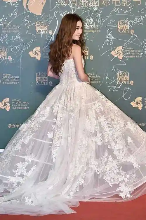 温碧霞扮嫩真有一套,穿蕾丝抹胸蓬蓬裙亮相,53岁硬要穿成小公主_礼服