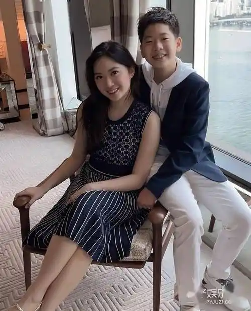 儿子近照曝光!_梁静慈_甄济_甄文焯