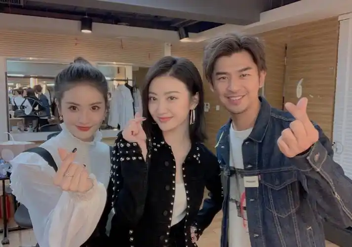 三人合照好范本!景甜晒与陈柏霖赖雨蒙可爱合照