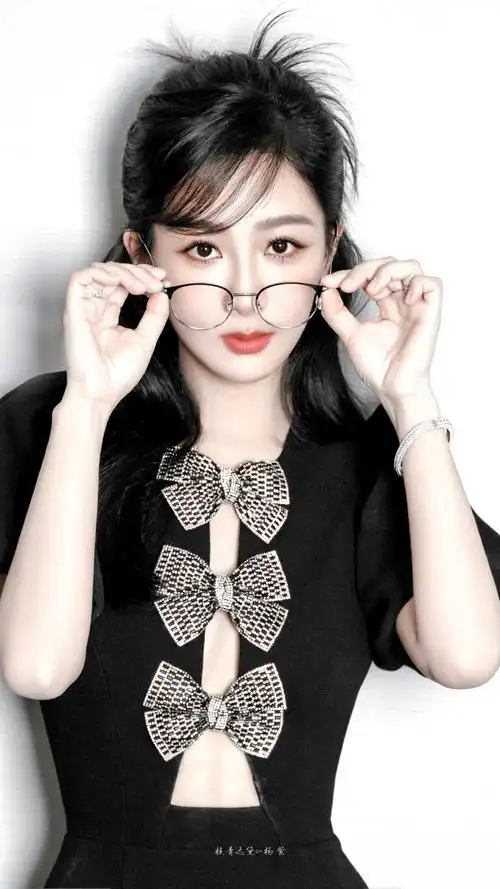 杨紫斜刘海黑框眼镜##杨紫黑色镂空蝴蝶结短裙