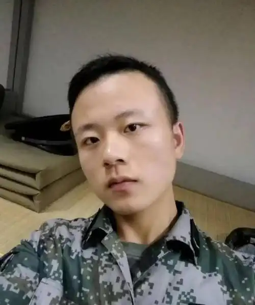 中国军人18岁照片曝光每张都超有看头