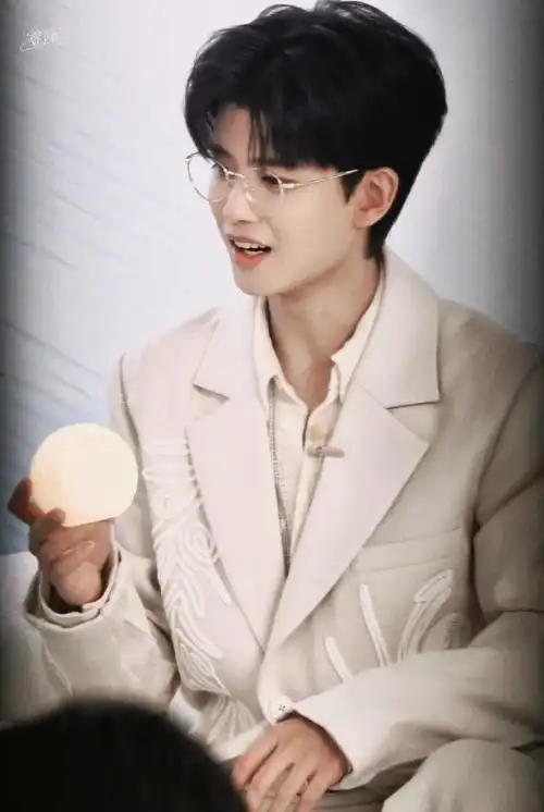 任嘉伦白西装金丝眼镜