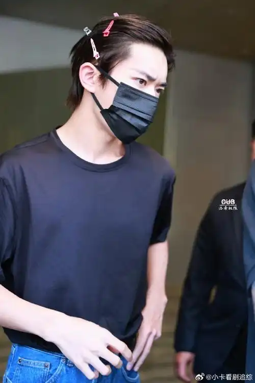 易烊千玺皮带孔##易烊千玺皮带孔自己钻的吗##易烊千玺刺绣连体