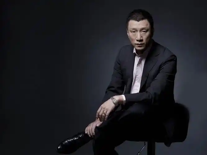 "狠人"孙红雷:单恋巩俐5年未果,50岁生日和小15岁娇妻秀恩爱