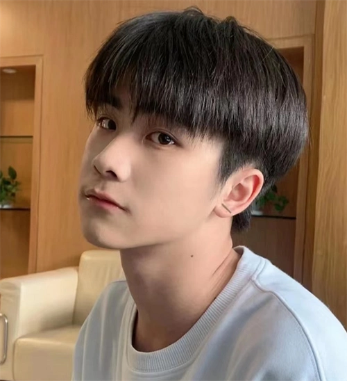 让刘海和两侧达到自然垂落的碎发效果,让发型看起来更加清爽