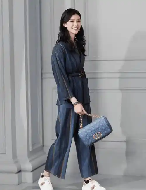 奚梦瑶豪门生活太滋润穿抹胸连衣裙身材发福超模气场仍在